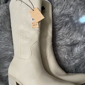 Women's Cream Western Boots
NEVER BEEN WORN
